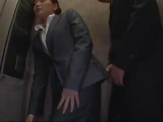 Officelady ledhatim dhe fucked në ashensor