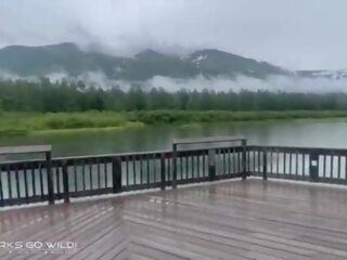 Futand la o privat lake în alaska