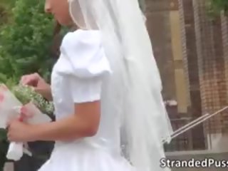 Séduisant jeune mariée suce une grand dur peter
