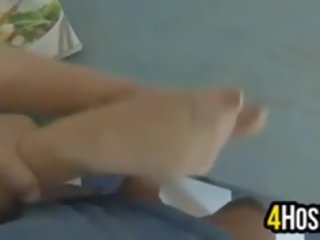 Séduisant fille donnant une branlette avec les pieds