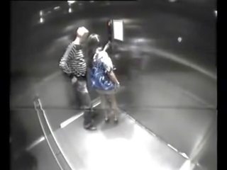 Désireux oversexed couple baise en ascenseur - 