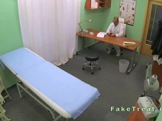 Érotique patient baisée par médecins manhood en un bureau