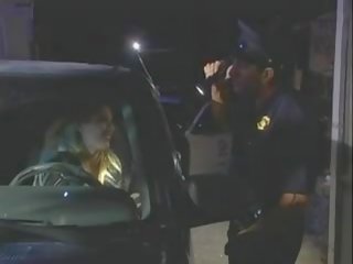 Holly hollywood makakakuha ng pulled sa ibabaw at fucked sa pamamagitan ng pulis